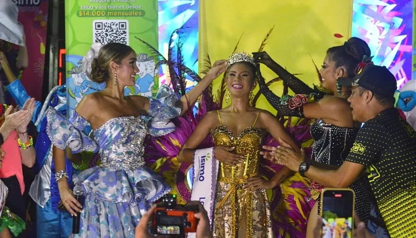 Reina Melissa Cure coronando a la Reina Popular de Las Malvinas, Daniela Ospino.