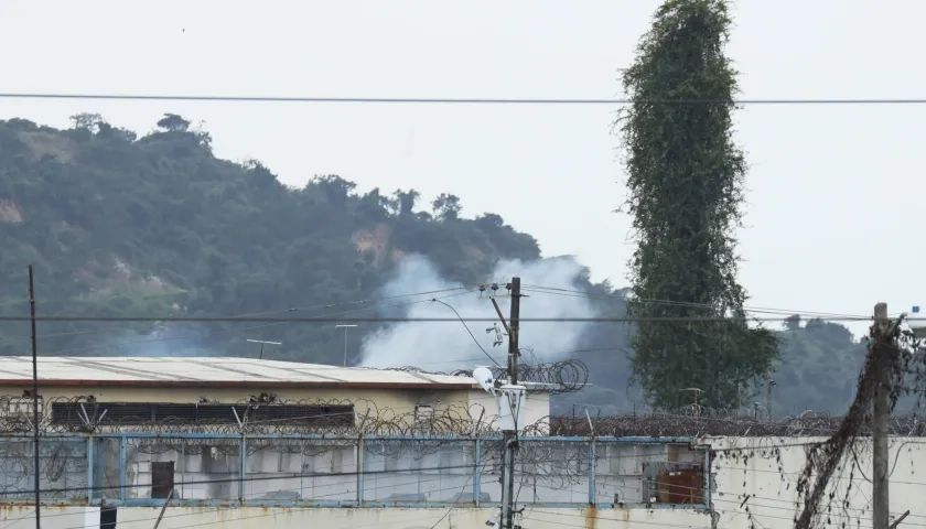 Una columna de humo sobresale de una cárcel de Ecuador, en una fotografía de archivo
