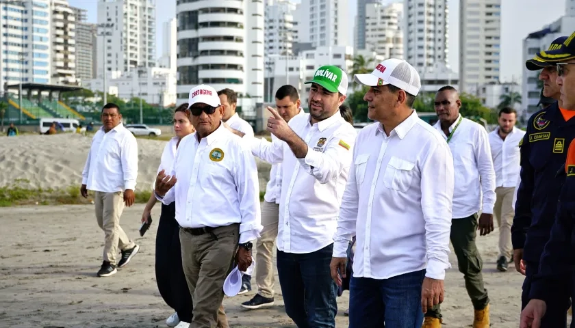 El gobernador de Bolívar, Yamil Arana, y el alcalde de Cartagena, Dumek Turbay, entre otros, en la visita a El Laguito