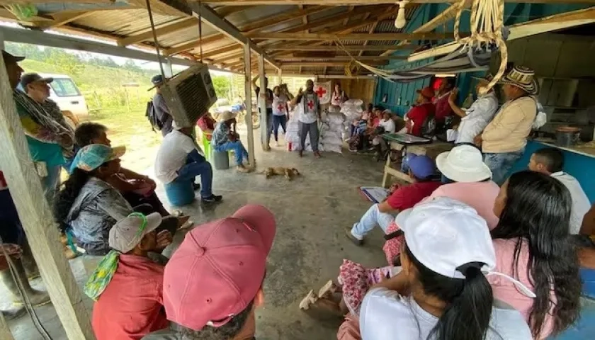 Cruz Roja llevó mercados a familias confinadas en Antioquia.