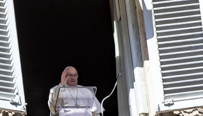 El papa Francisco este domingo desde su balcón
