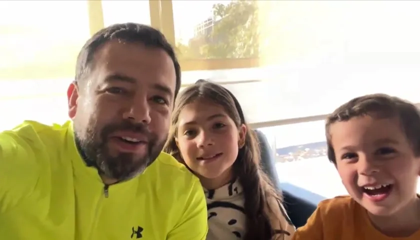 Carlos Fernando Galán y sus dos hijos en el video que compartio en redes sociales