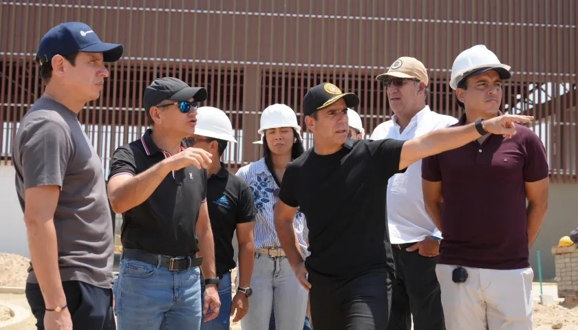 El alcalde Alejandro Char inspeccionando las obras del Mercado del Río. 