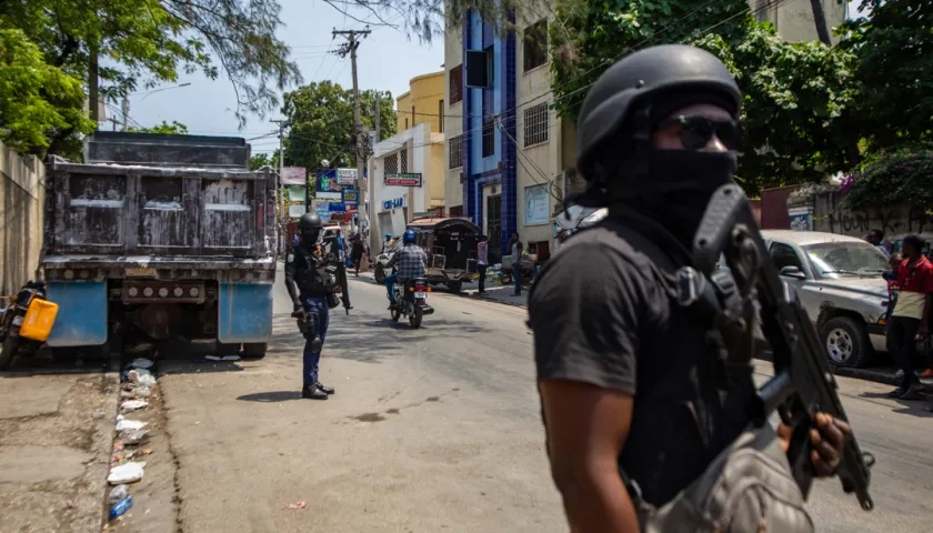 Policías patrullan las calles de Puerto Príncipe.