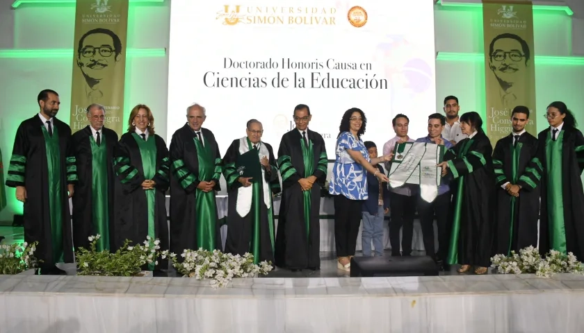El rector José Consuegra Bolívar con los participantes en la cátedra.  