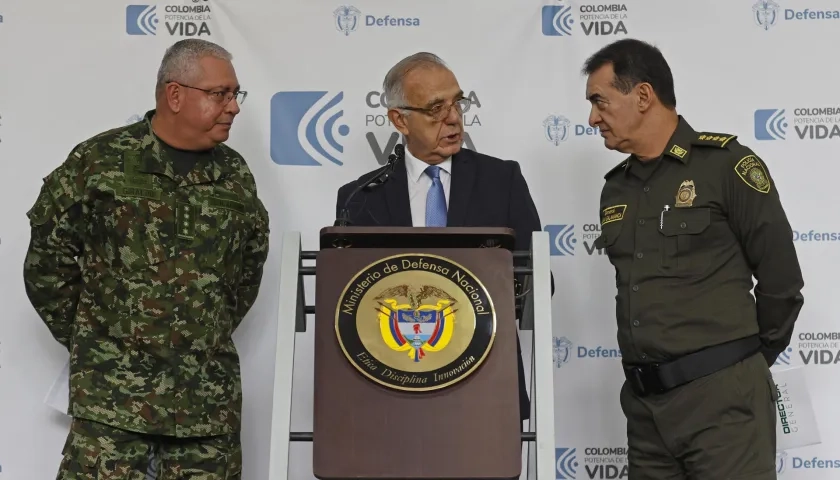 El ministro de Defensa, Iván Velásquez, lideró la rueda de prensa