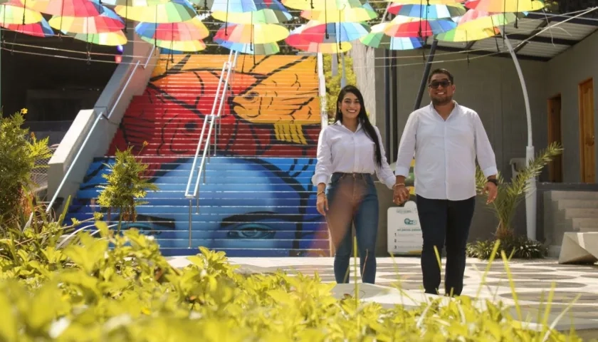 El alcalde Plinio Cedeño y la gestora social, Katherine De la Hoz, en el parque lineal de Vistamar