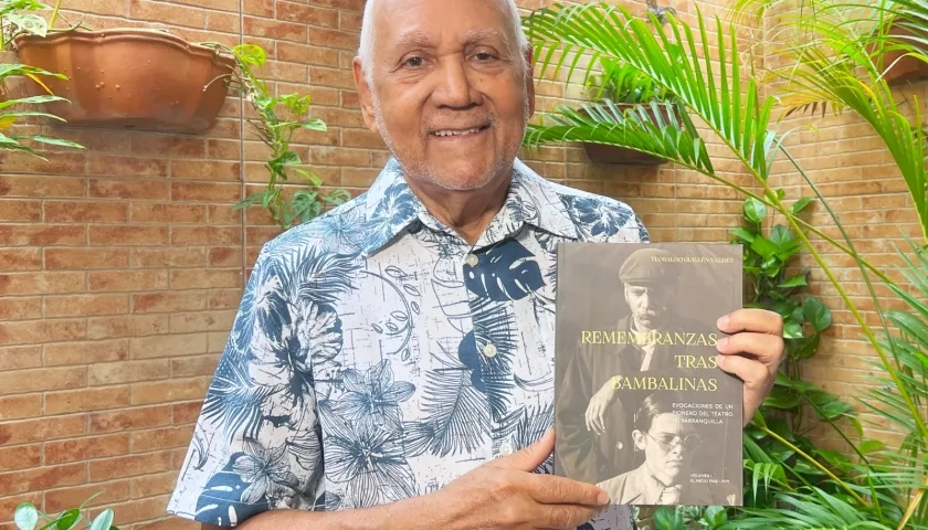 Teobaldo Guillén con su libro 'Remembranzas tras bambalinas. Evocaciones de un pionero del teatro en Barranquilla'.