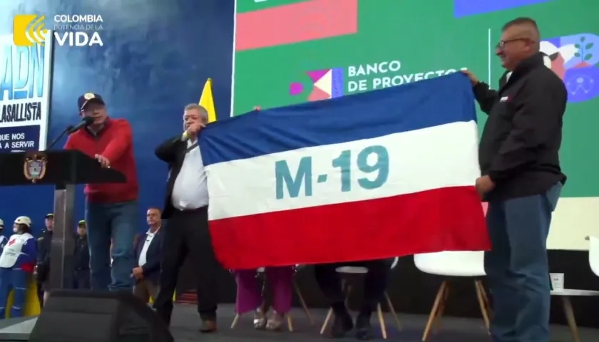 El Presidente Petro y al lado la bandera del M-19.