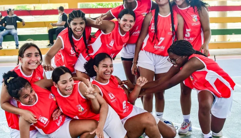 Escuela Normal Superior La Hacienda, clasificada en baloncesto femenino.