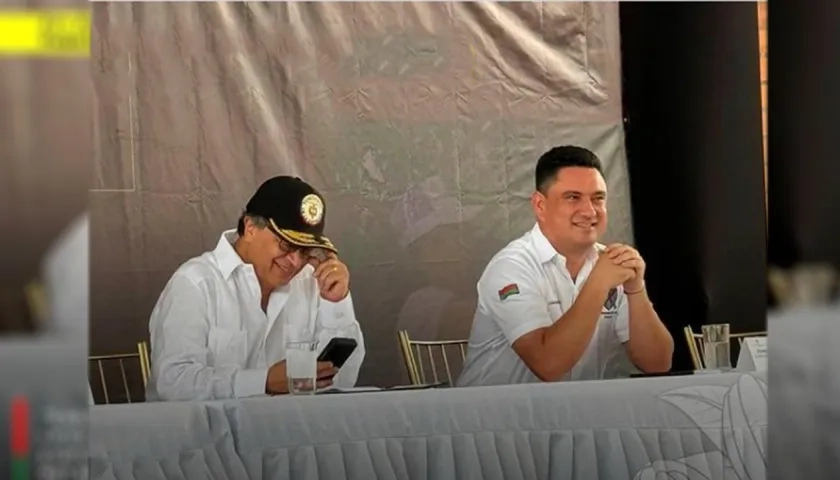 El presidente Petro y el gobernador de Arauca, Renson Martínez, en  un reciente evento en su departamento