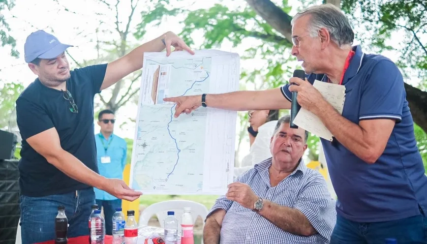 El gobernador Eduardo Verano explicando el plan de obras que ejecutará en Sabanalarga. 