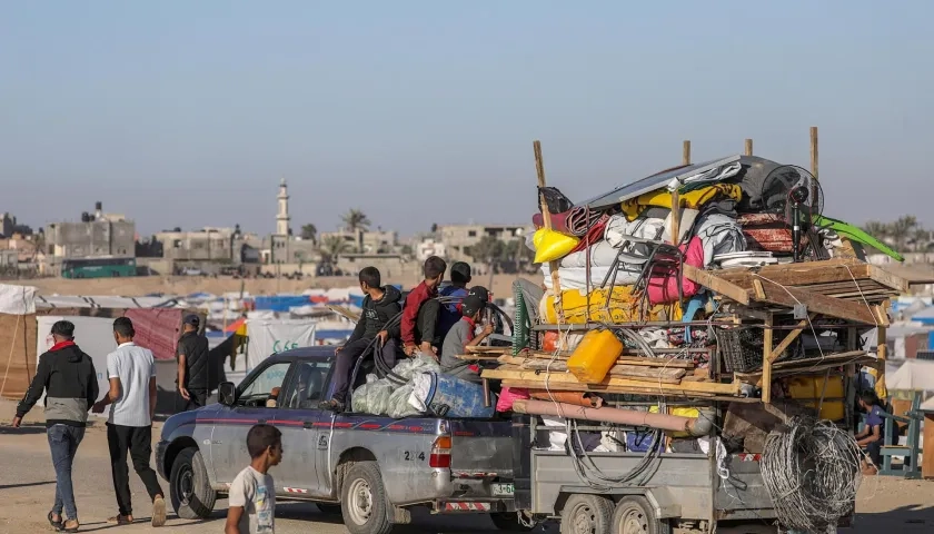 Desplazados internos de Palestina evacuán Rafah el pasado miércoles 8 de mayo