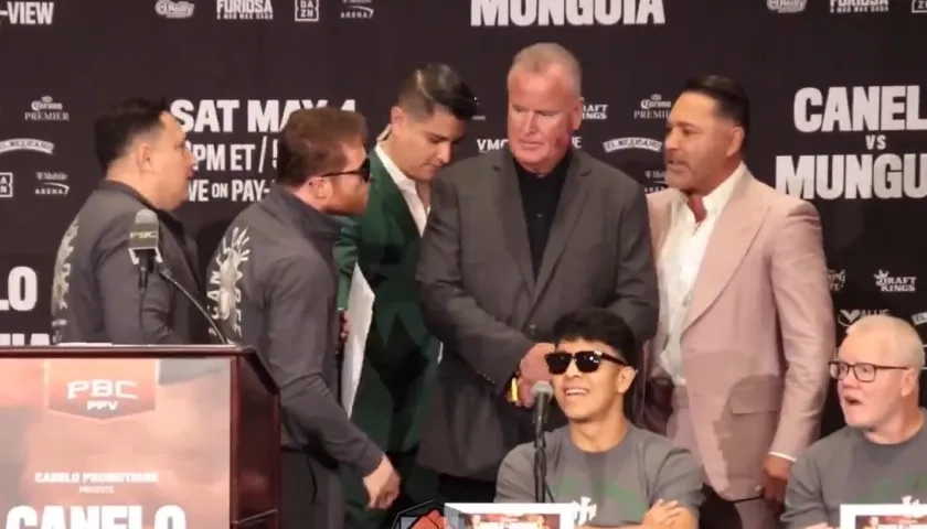 'Canelo' Álvarez por poco se va a las manos con De la Hoya durante la rueda de prensa en Las Vegas. 