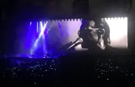 El cantante Bono en la pantalla.