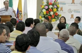El Gobernador del Atlántico, Eduardo Verano De la Rosa, explicando hoy los alcances en La Guajira.