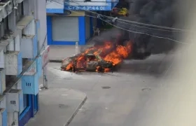 Momentos en que el vehículo estaba en llamas.