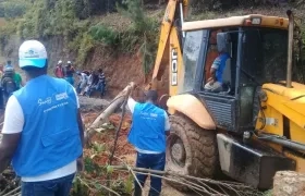 Gobernación del Cauca despejó la vía donde había deslizamientos de tierra.