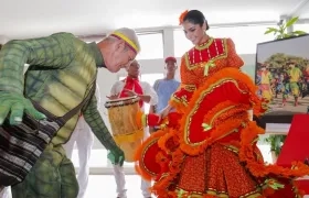 La representación del hombre caimán, Edgar Romano y la reina del festival,  Andrea Verbel Saumeth.