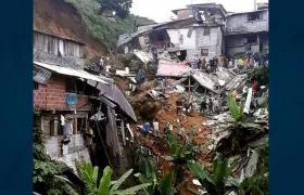 Labores de rescate en medio de las viviendas destruidas