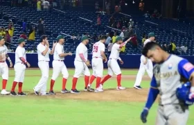 Mexicanos celebran al final del juego.