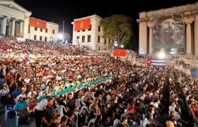 Miles de cubanos en un acto conmemorativo.