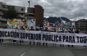 Estudiantes marchan en Bogotá.