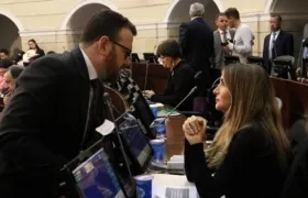 La senadora Nadia Blel dialoga con el también congresista Andrés García.