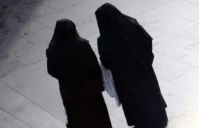 Las dos monjas fueron separadas de sus cargos.