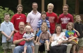   Jay y su esposa Kateri Schwandt y sus 13 hijos.