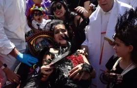 Valeria Abuchaibe Rosales, Reina del Carnaval 2018, llora al parrandero de Joselito Carnaval.