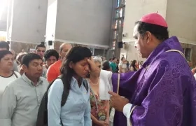 Monseñor Pablo Emilio Salas, arzobispo metropolitano de Barranquilla, impuso la cruz de ceniza.
