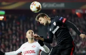  El defensa del Athletic Club Enric Saborit (d) pelea un balón con el centrocampista francés del Spartak de Moscú Sofiane Hanni.