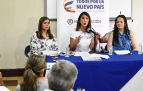 De izquierda a derecha, Adriana Colmenares, asesora; la ministra de Educación, Yaneth Giha, y la inspectora in situ en UniAutónoma, Martha Lorena Sánchez. 