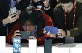 Asistentes al MWC fotografían las novedades de la compañía japonesa Sony Mobile, presentados esta mañana dentro de la primera jornada del Mobile World Congress (MWC), que se celebra desde hoy en Barcelona.