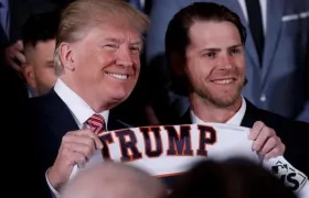 El presidente estadounidense Donald J. Trump (izda) recibe una camiseta de Josh Reddick, durante la recepción a los Astros de Houston, campeones de la Serie Mundial de béisbol, en la Casa Blanca 