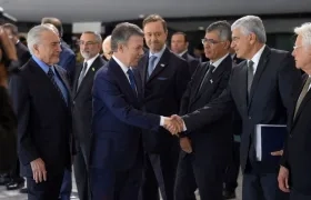El Presidente Juan Manuel Santos saluda a empresarios brasileños. Lo acompaña el Presidente de Brasil.