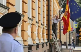 Un policía ruso monta guardia frente a la embajada española en Moscú. 