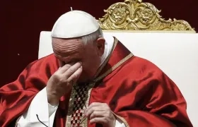 El papa Francisco preside los ritos del Viernes Santo durante la ceremonia de la Pasión del Señor en la basílica de San Pedro.