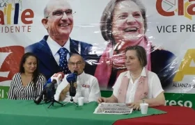 Berenice Bedoya, presidente ASÍ; el candidato Humberto De la Calle y Clara López, su fórmula vicepresidencial.