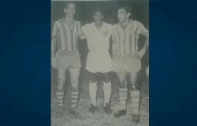 Pelé posa al lado de Hermenegildo Segrera y Antonio ‘Toño’ Rada.