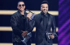 Daddy Yankee y Luis Fonsi durante la premiación.