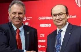  El presidente del Sevilla FC. José Castro (d), y el técnico Joaquín Caparrós durante la rueda de prensa donde este último ha sido presentado como nuevo entrenador del Sevilla FC.