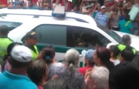 Una multitud se aglomeró a las afueras del juzgado de Campo de la Cruz.