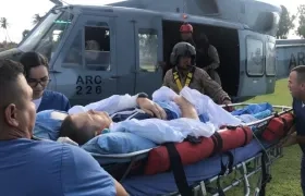 Momentos en que el tripulante ruso era bajado del helicóptero de la Armada Nacional.