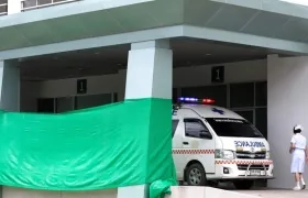 Una ambulancia pasa junto a una zona cubierta en el hospital Chiangrai Prachanukroh, en la provincia de Chiang Rai (Tailandia)