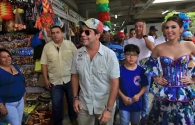 El Alcalde Alejandro Char durante la inauguración de la Galería 72, lo acompaña la Reina del Carnaval 2019, Carolina Segebre.