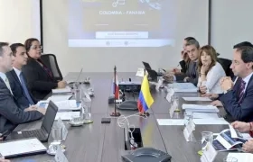Los ministros de Comercio de Panamá, Augusto Arosemena, y de Colombia, José Manuel Restrepo, durante una reunión.