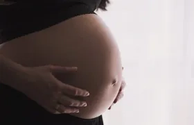 La mujer dice que estaba embarazada y apareció sin la bebé en su vientre.