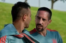 Frank Ribéry conversa con Rafinha, en un entrenamiento. 